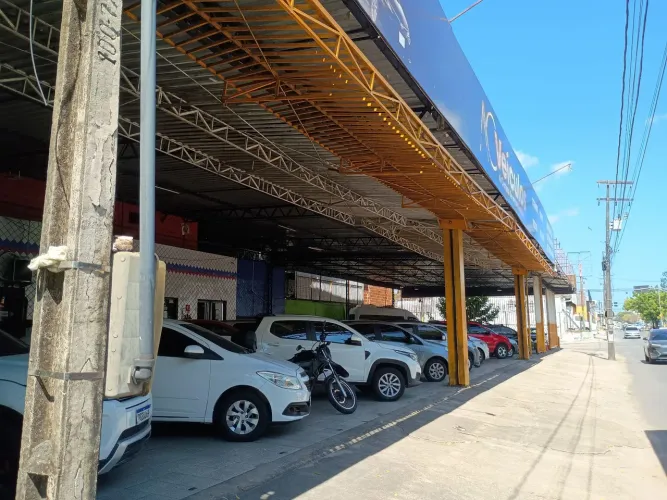Espaço em pátio de loja de carros para exposição e venda de veículos Fortaleza Ceará