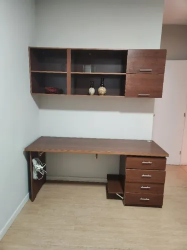 Mesa computador com prateleira