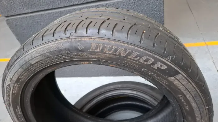 2 Pneus Dunlop 205/50 R17 Semi Novos - Baixa Rodagem