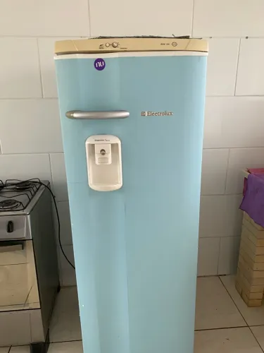 Geladeira Electrolux RW34 com Dispenser de Água - A funcionar
