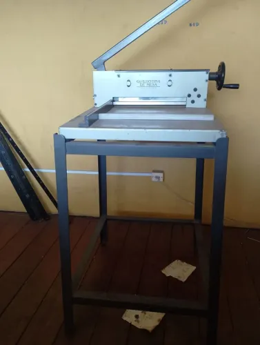 Guilhotina de mesa semi industrial
