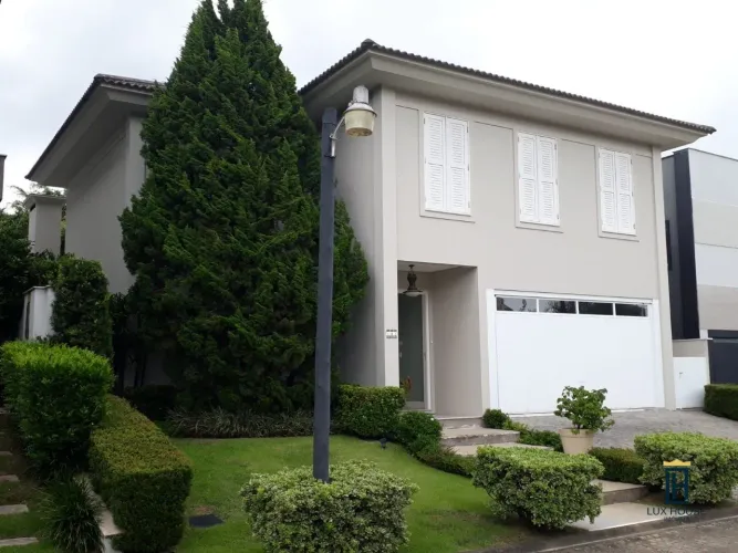 Casa de alto padrão em condomínio