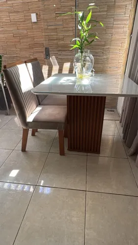 Mesa com 4 cadeiras