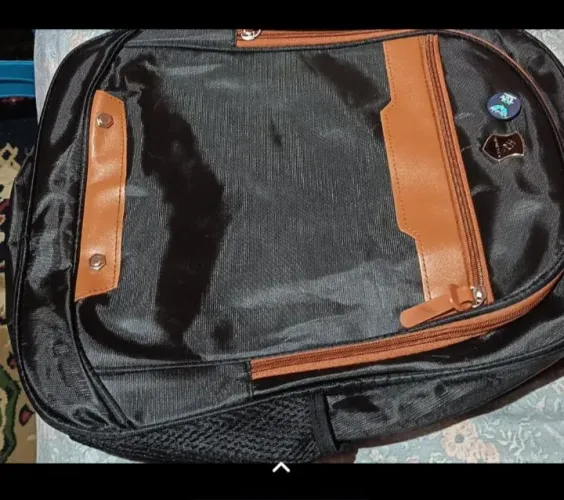 Roupas e mochila para uso pessoal ou brechó