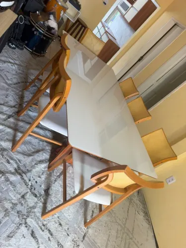 Mesa de vidro com 8 cadeira de madeira