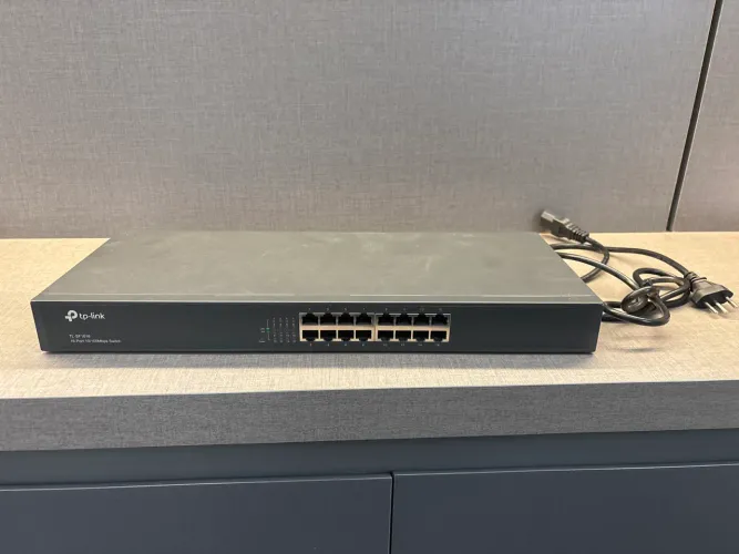 Switch TP-Link de 16 portas (Modelo TL-SF1016)