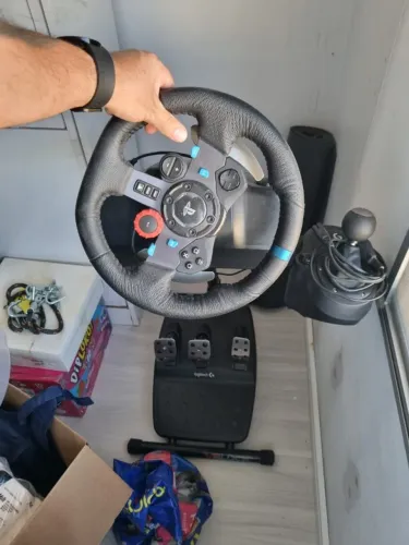 Kit Volante Logitech G29 + Pedais, p/ PS5, PS4, PS3 e PC+Câmbio Logitech + Suporte Cockpit