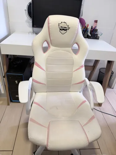 Cadeira gamer branca com rosa
