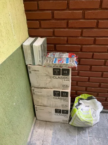 20 blocos de vidro + 2 pacotes de espaçador + 1 saco de 20kg de massa para bloco