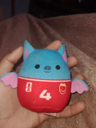 Vendo pelúcias de mascotes da copa do mundo o zayu camisa 9 e o Boyle camisa 4