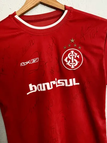 Camisa do Internacional autografada pelo time campeão mundial