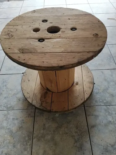 Mesinha de carretel com rodinhas sem pintura, para que vc pi te da cor que desejar.