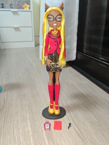 Monster high Clawdia wolf frights camera action