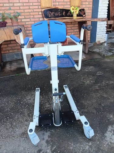 Cadeira de Banho/Transferência Hidráulica Seminova