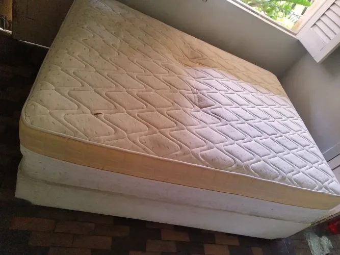 Cama de casal com suporte