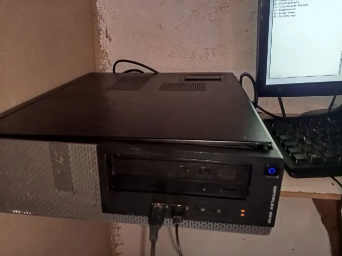 Vendo Dell Optplex 3010 4 GB de RAM 500 GB de memória i3 terceira geração 