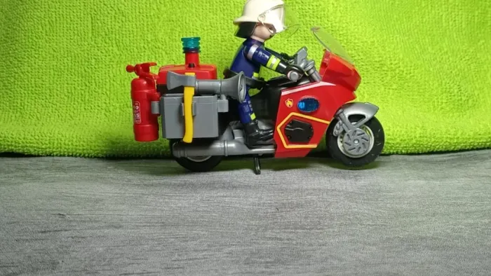 PLAYMOBIL BOMBEIRO - CHEFE DOS BOMBEIROS C/ MOTO OPÇÃO 2.