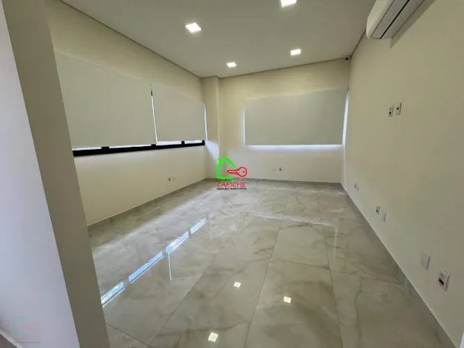 Aluguel de Sala Comercial de Alto Padrão em Vinhedo-SP, Bairro Santa Rosa: 1 Sala, 3 Banhe