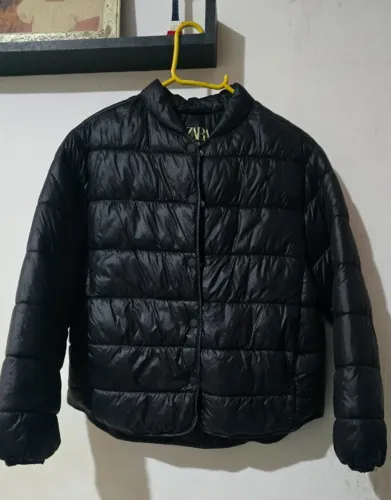 Jaqueta Puffer Infantil, marca Zara, veste tamanho 12, perfeita para o clima frio.