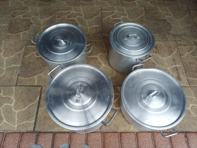 Conjunto com 4 panelas de alumínio de diferentes tamanhos