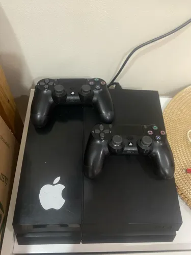PS4 Slim, 2 controles Originais Perfeito estado.