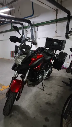 Honda NC700X 2014 ABS ? Vermelha, equipada para viagem