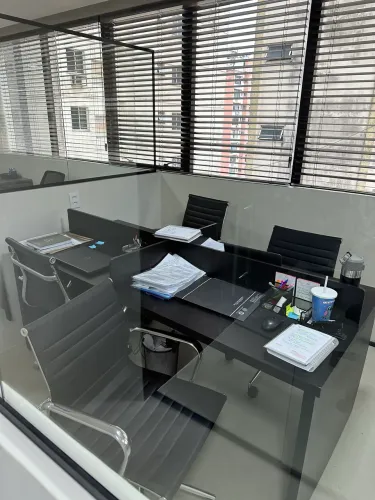 Mesa para escritório com divisoria 