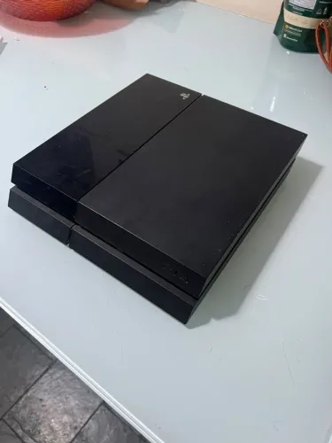 PS4 FAT EM ÓTIMO ESTADO - LIGANDO PELO CONTROLE - PEÇAS ORIGINAIS - FUNCIONANDO DE BOA