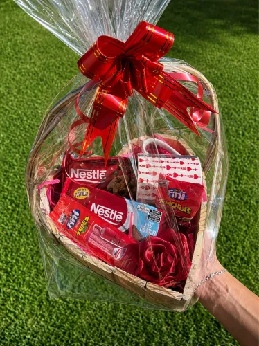 Cesta de doces, café da manhã, flores para dia dos namorados