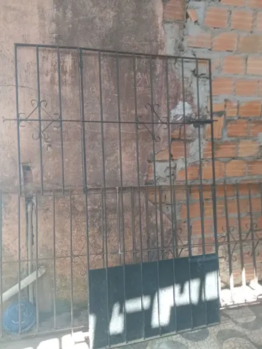 Vendo 3 grades 1 de porta e 2 de janelas grandes 