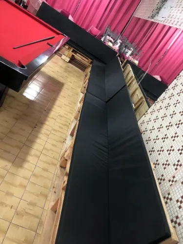 Sofá de paletes com almofadas! assento e encosto.