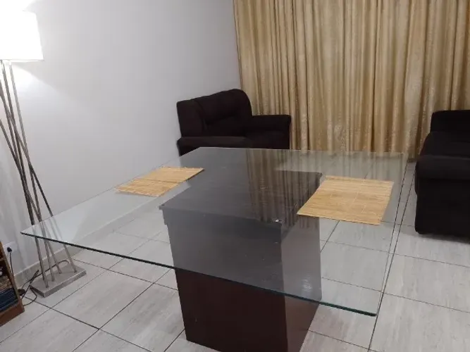 Mesa de vidro quadrada 
