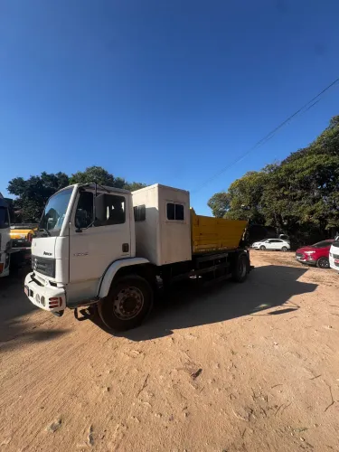 Caminhão caçamba basculante com casinha suplementar