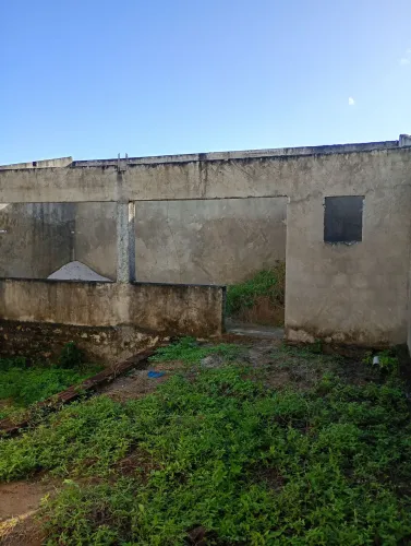 VENDE-SE , "terreno em construção".