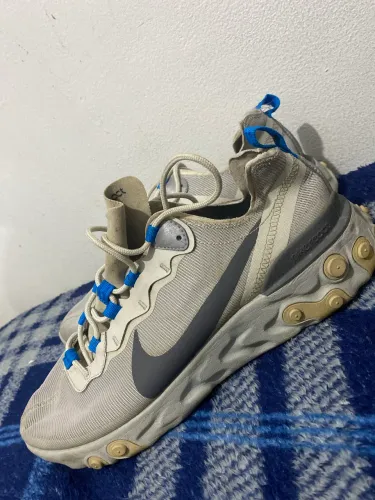 Nike React Element 55 na cor Light Bone com detalhes em cinza escuro e azul