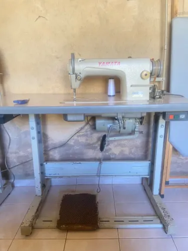 Máquina de costura reta