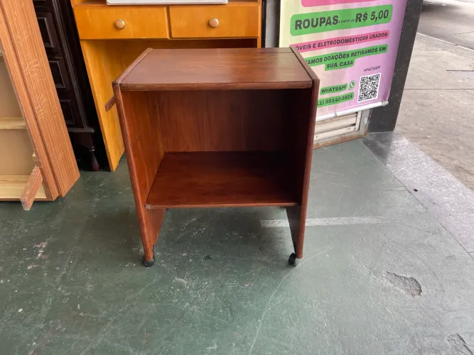 Mesa Auxiliar com Rodinhas
