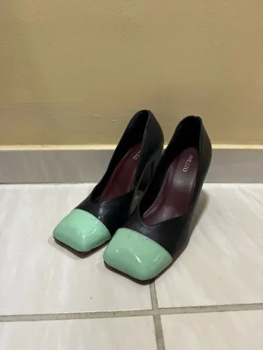 Scarpin Margot Preto Salto Bloco