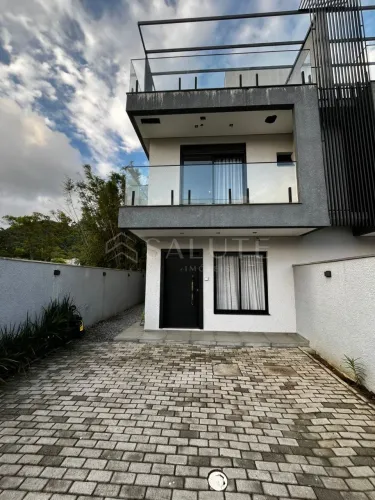 Sobrado locação anual 3 suítes no Estaleirinho