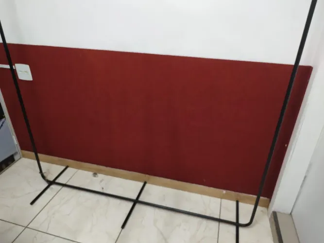Arara preta de ferro para vestidos longo e curto com led interno 