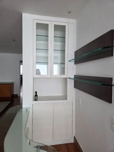 Armário porta-copos e vinho