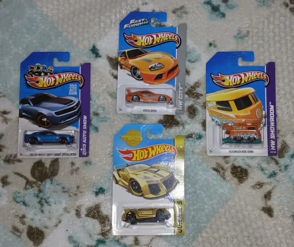 Lote de 4 Miniaturas Hot Wheels !!!
