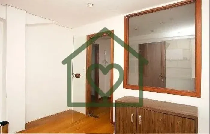 Sala comercial para locação no Centro, próxima à Rua Dr. Flores e à Santa Casa.