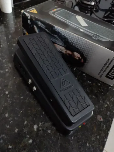 pedal wah wah behringer hellbabe hb01