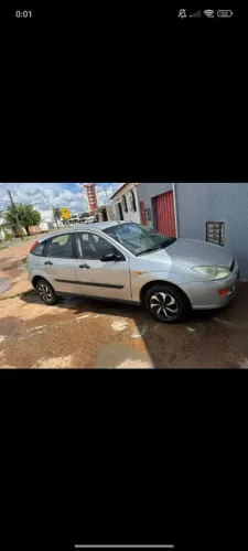 Ford Focus 1.8 16V 5P 2001