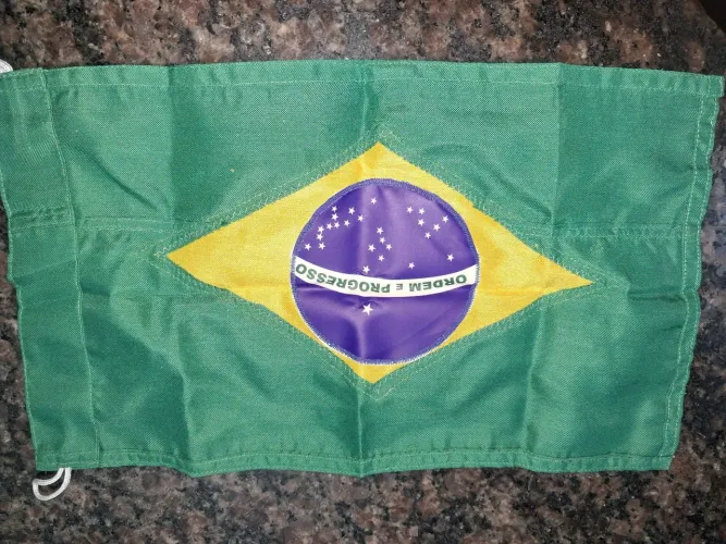 Bandeiras do Brasil pequena e grande.