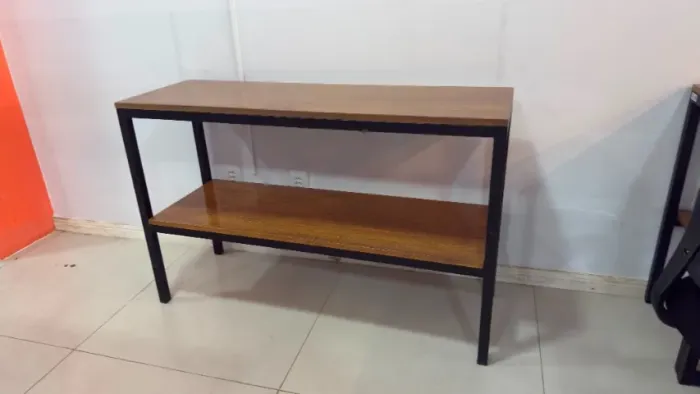 Balcão com 2 prateleiras em estilo de móvel industrial