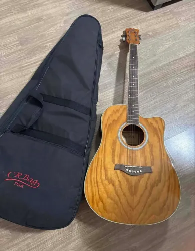 Violão com capa almofadada