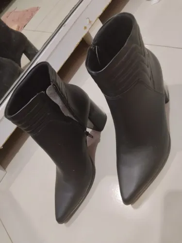 Bota cano curto preta 37