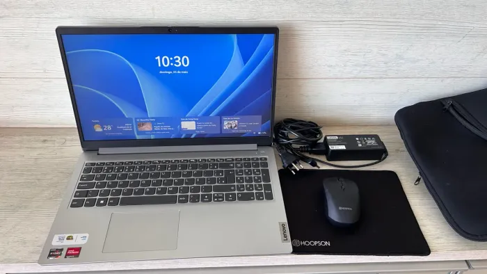 Notebook Lenovo Ryzen 3 7320U ? SSD 256GB ? Completo com Acessórios